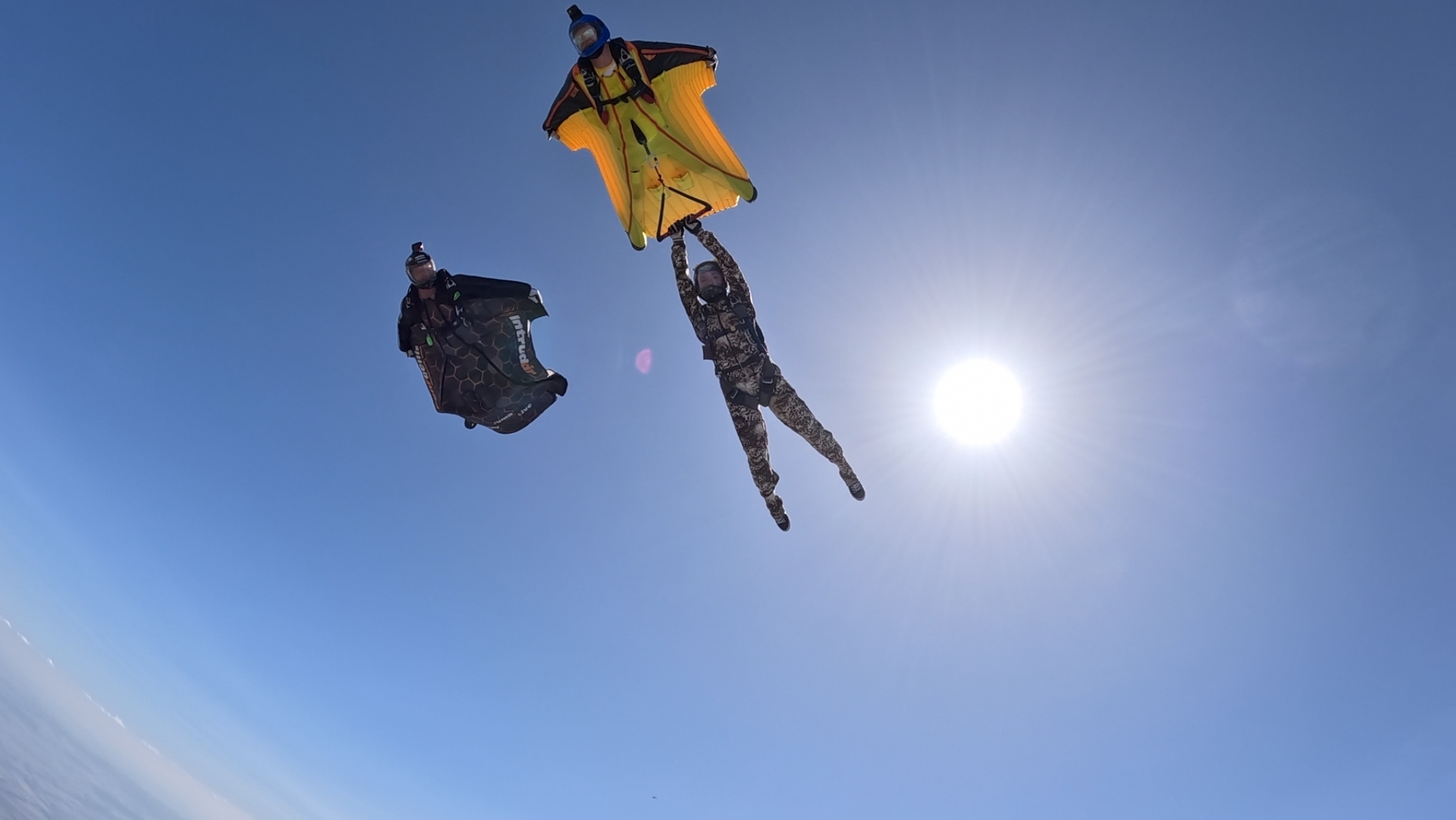 aktobatka s wingsuitery na nebi