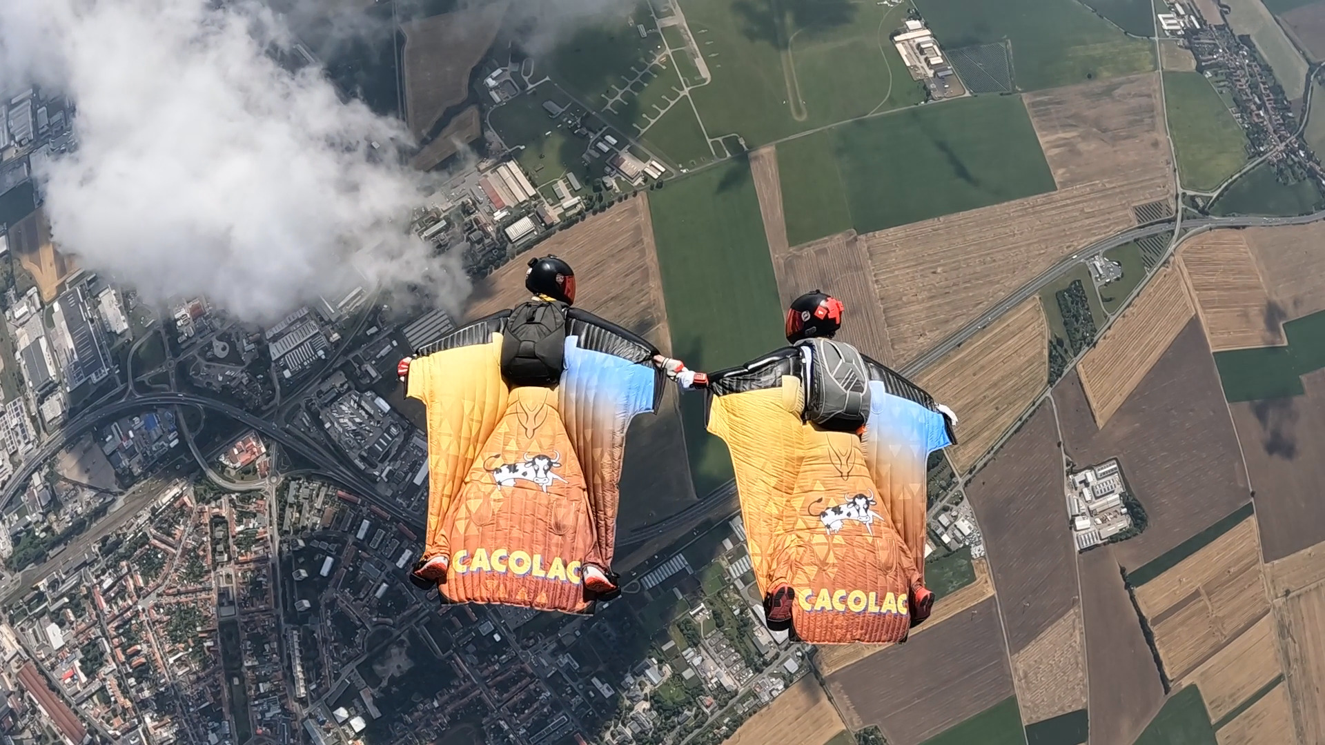 wingsuiteři ve vzduchu