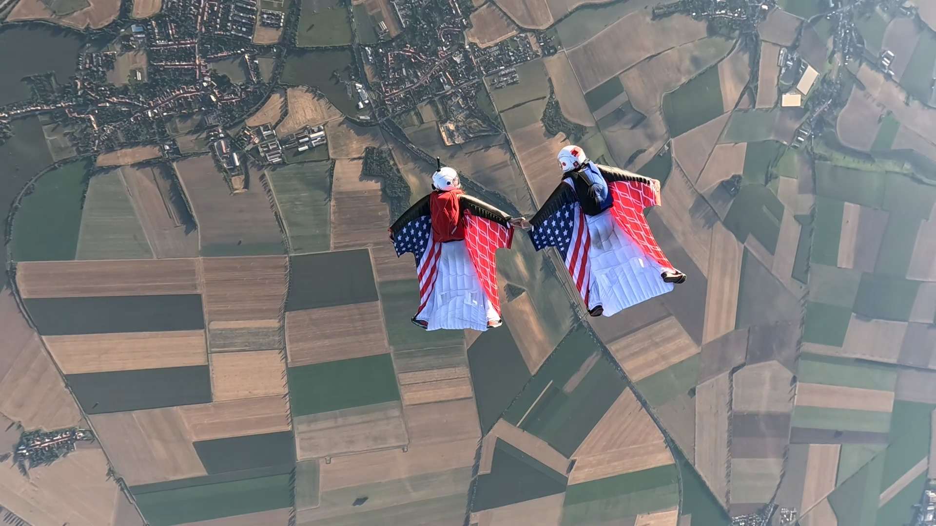 USA wingsuiteři ve vzduchu
