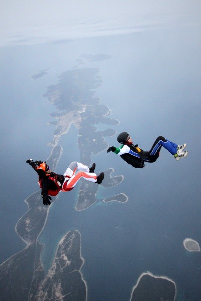 dva parašutisté při volném pádu