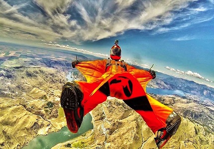 wingsuiter ve volném pádu