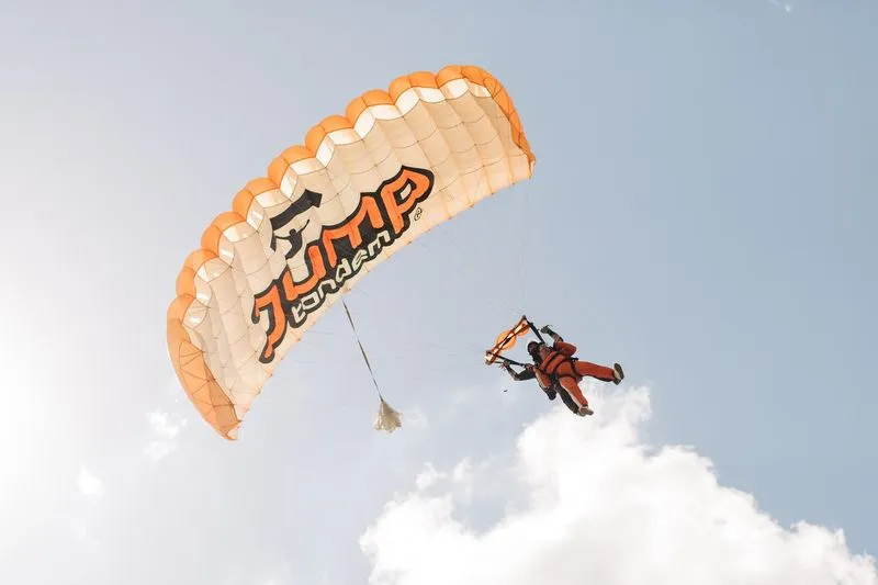 Tandem pilot s pasažérem letící na padáku