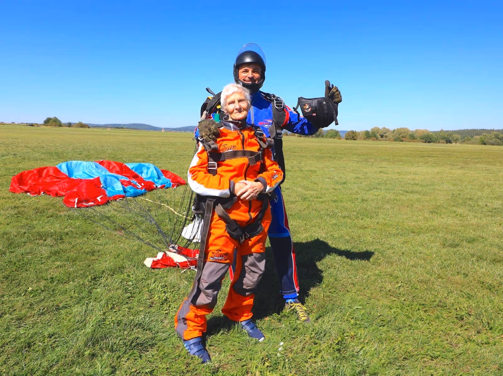 Tandem pilot s pasažérem po seskoku na letišti