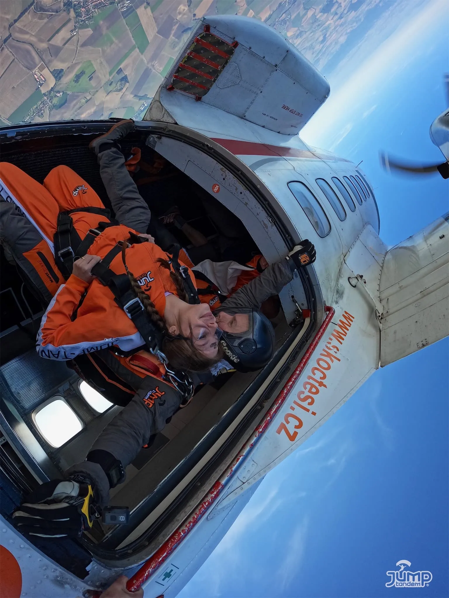 Tandem pilot s pasažérem při výskoku z letadla