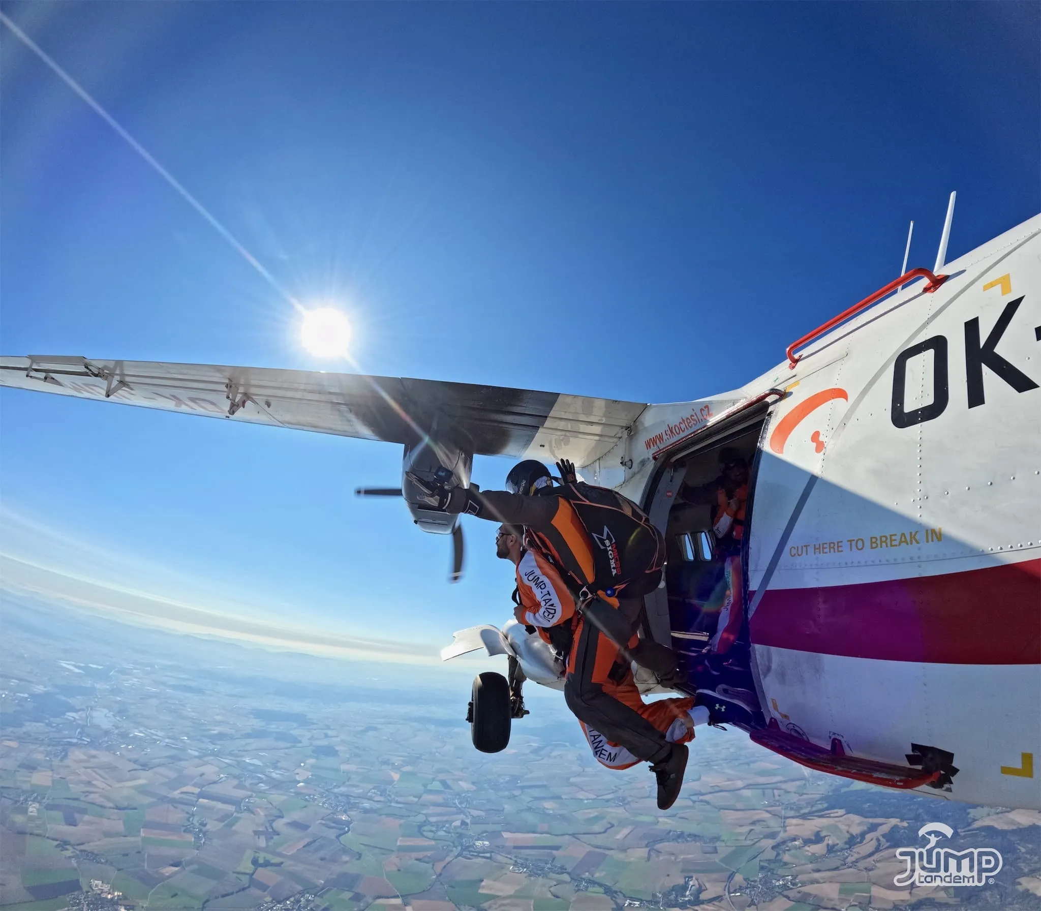 Tandem pilot s pasažérem při výskoku z letadla