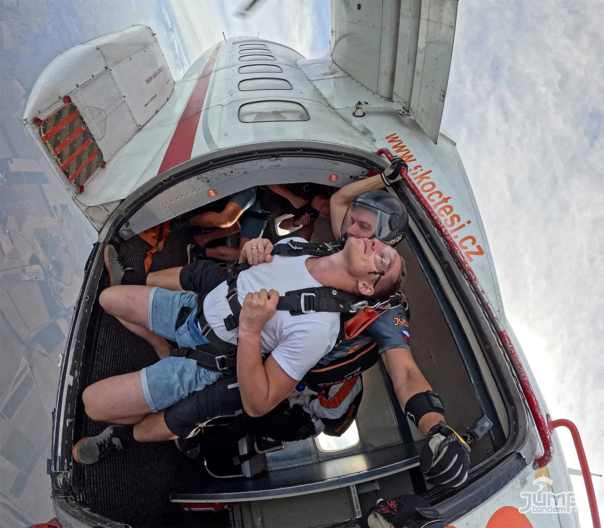 Tandem pilot s pasažérem při výskoku z letadla