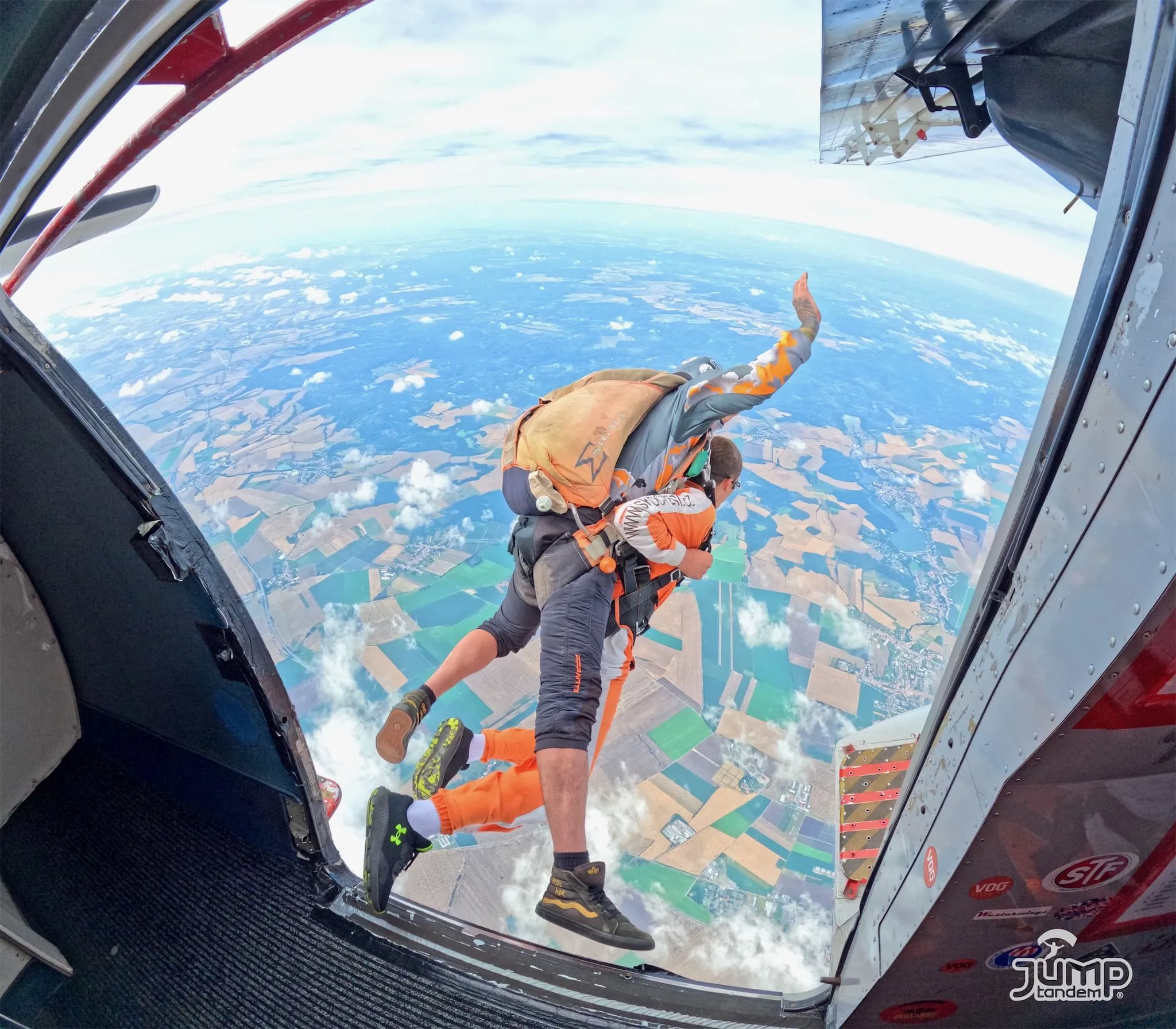 Tandem pilot s pasažérem při výskoku z letadla