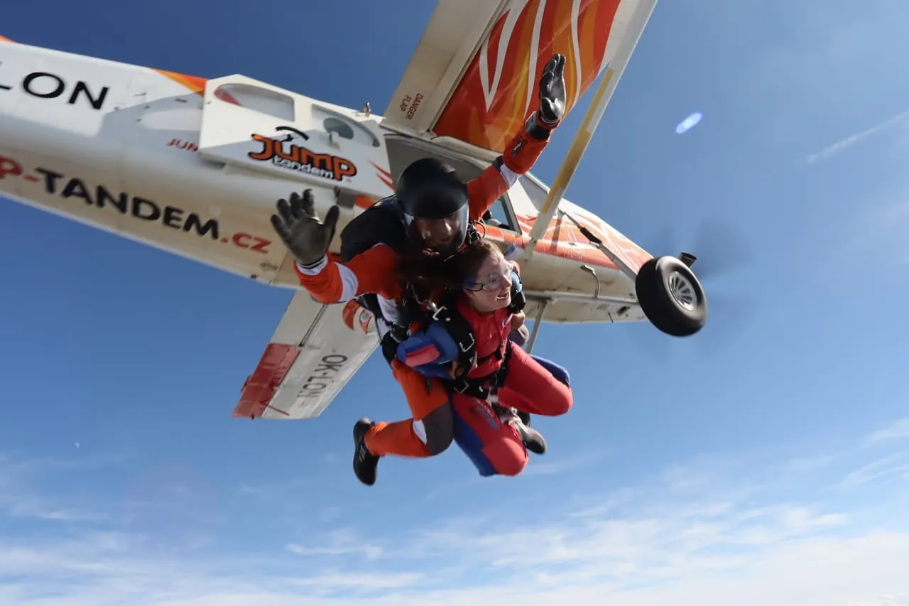 Tandem pilot s pasažérem při výskoku z letadla
