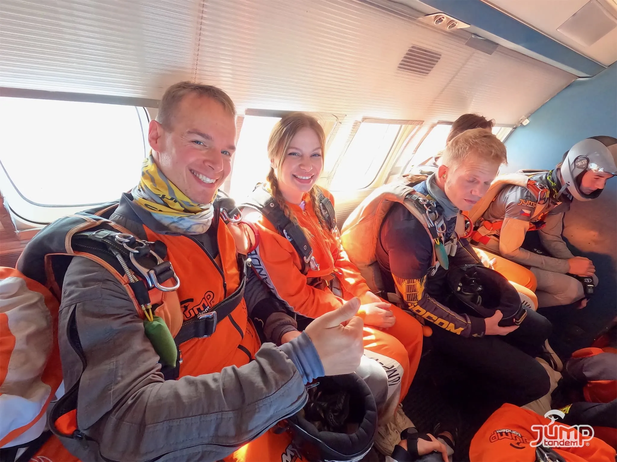 Tandem pilot s pasažérem v letadle před seskokem