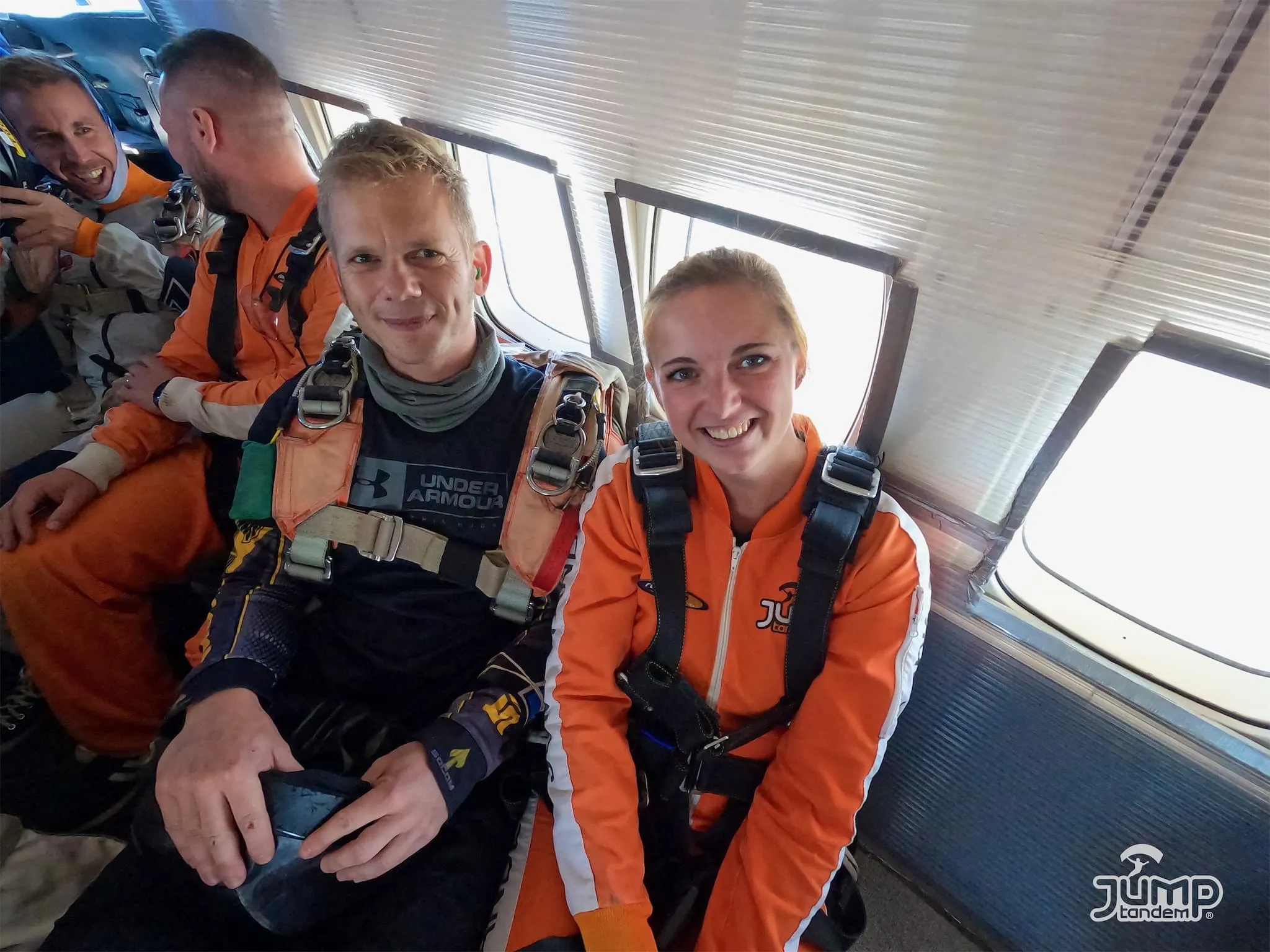 Tandem pilot s pasažérem v letadle před seskokem