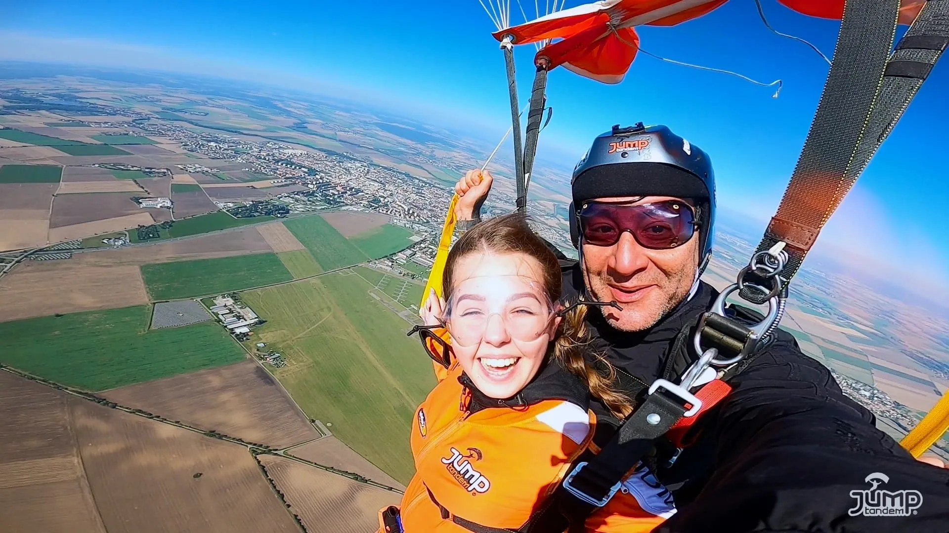 Tandemový seskok selfie ve vzduchu