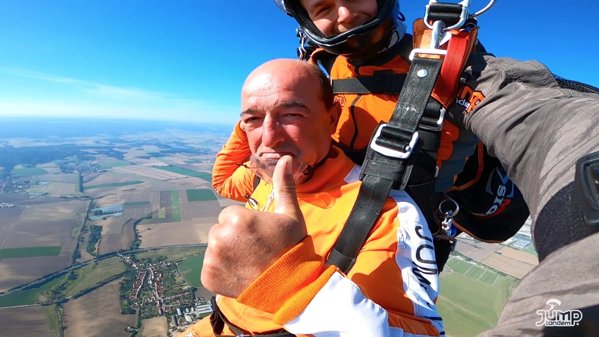 Tandemový seskok selife ve vzduchu
