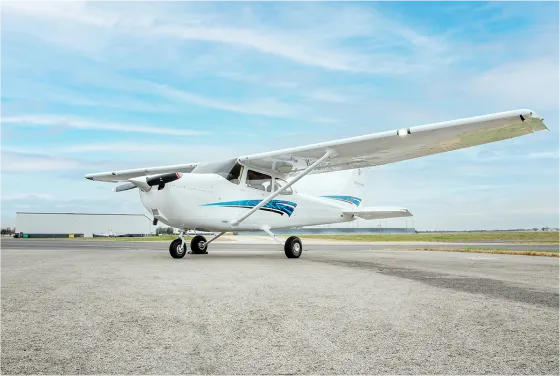 Letadlo CESSNA 150l na zpevněné ploše