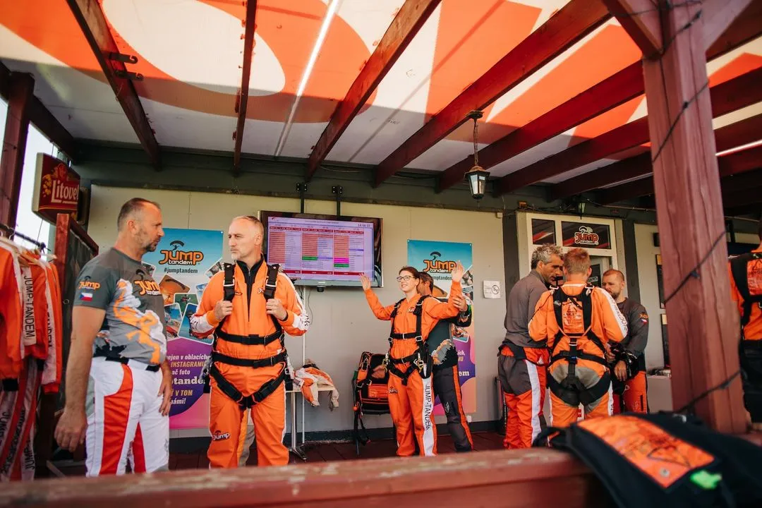Tandem pasažéři při instruktáži