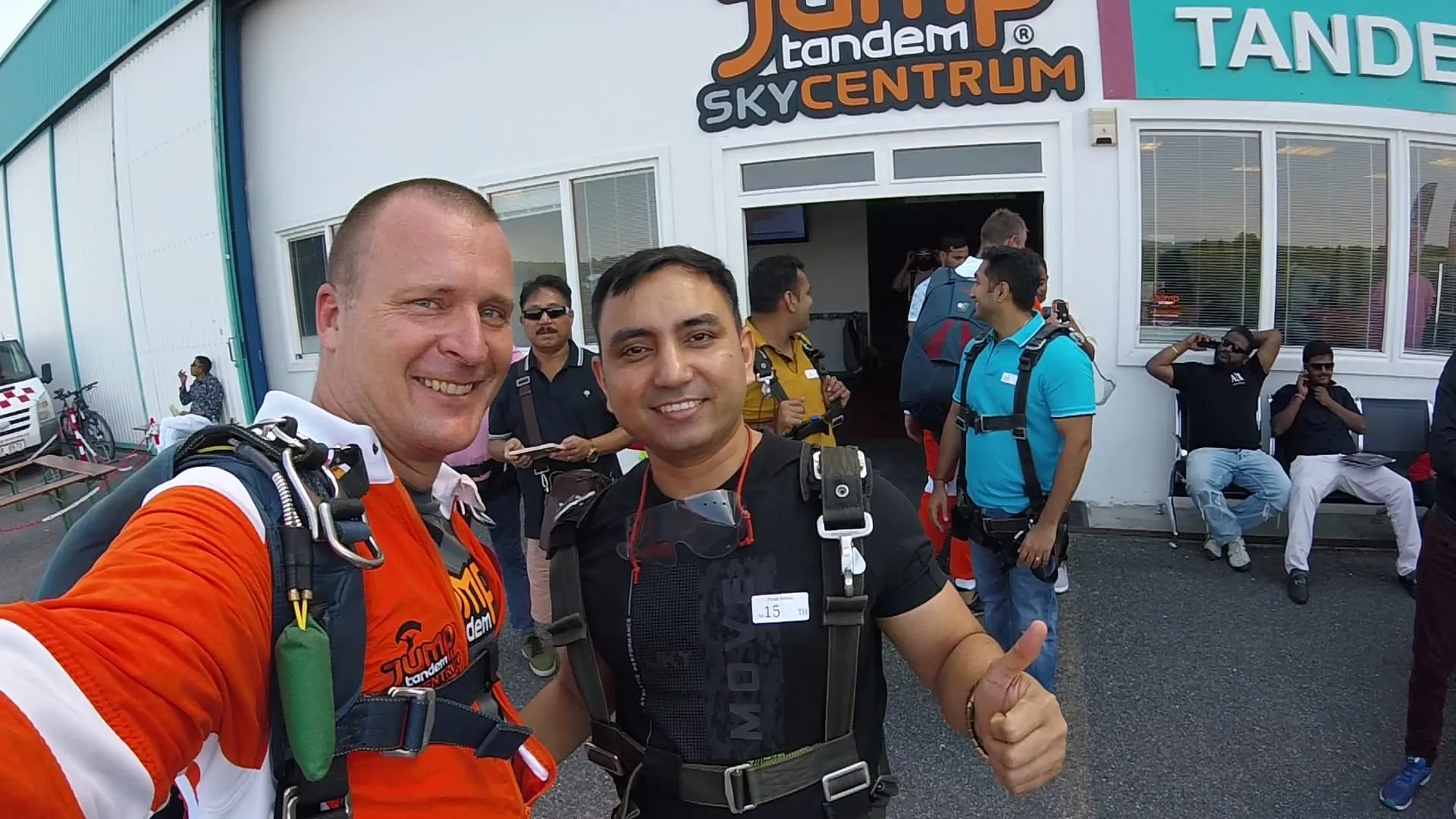 Tandem pilot s pasažérem před nástupem do letadla.