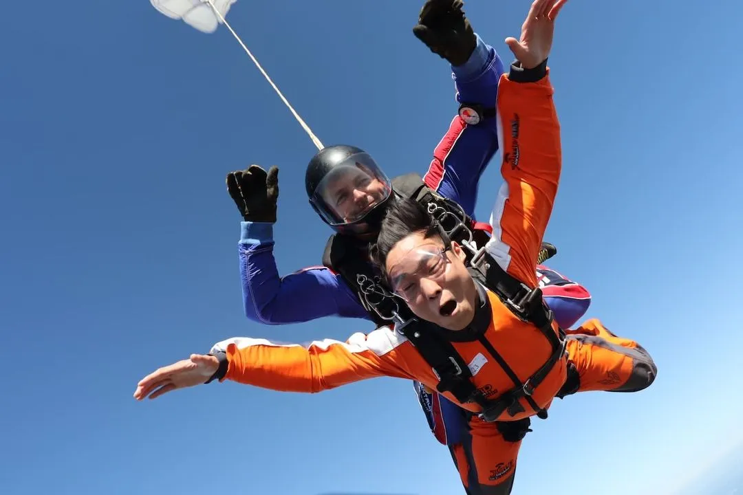 Tandem pilot s pasažérem ve volném pádu