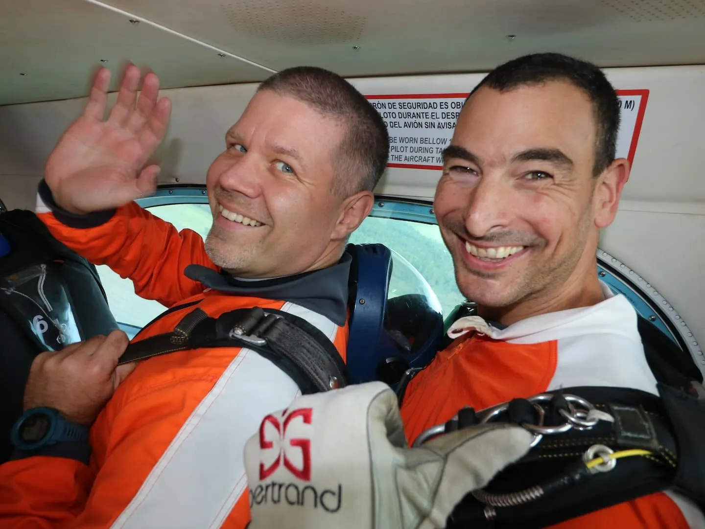 Tandem pilot s pasažérem v letadle