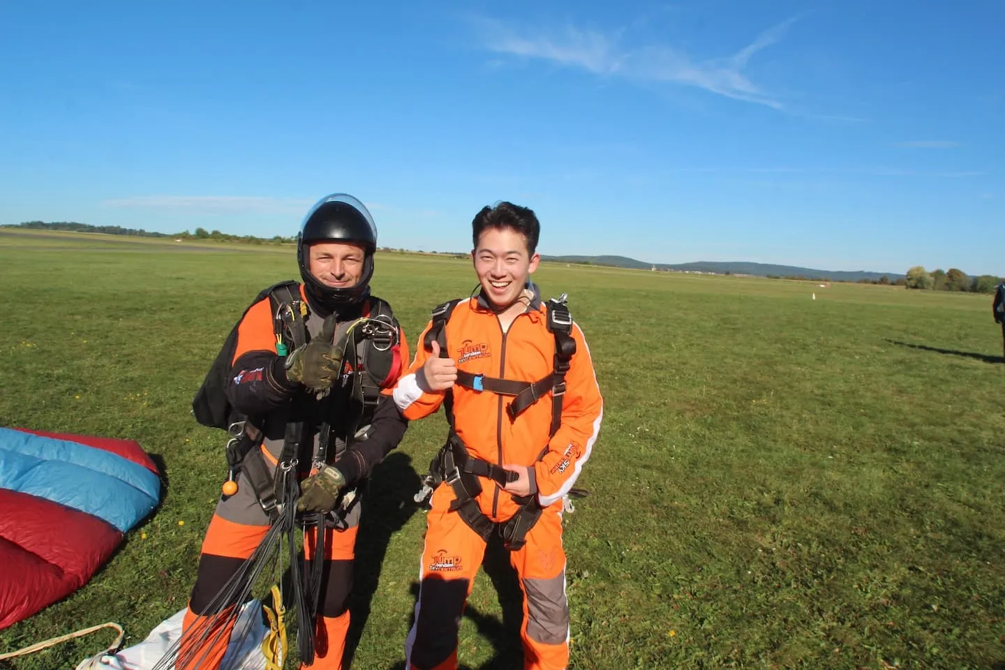 Tandem pilot s pasažérem po přistání