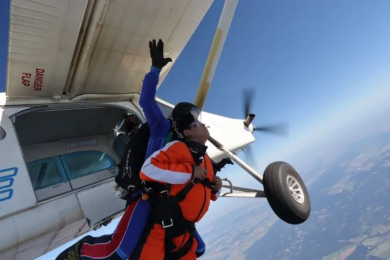 Tandem pilot s pasažérem při výskoku z letadla