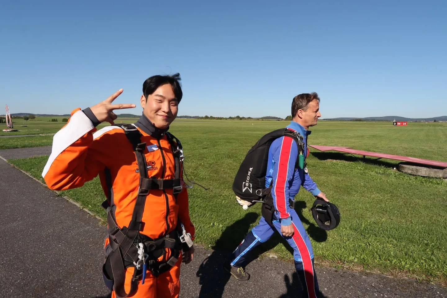 Tandem pilot s pasažérem před nástupem do letadla