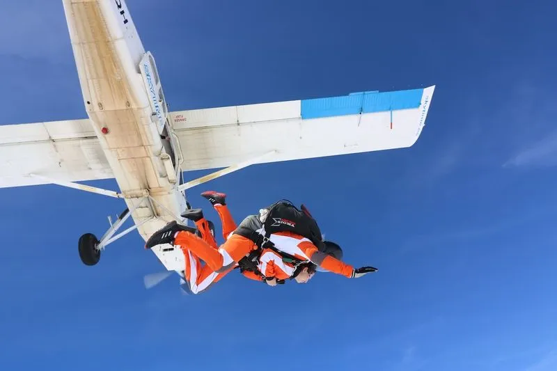 Tandem pilot s pasažérem při výskoku z letadla