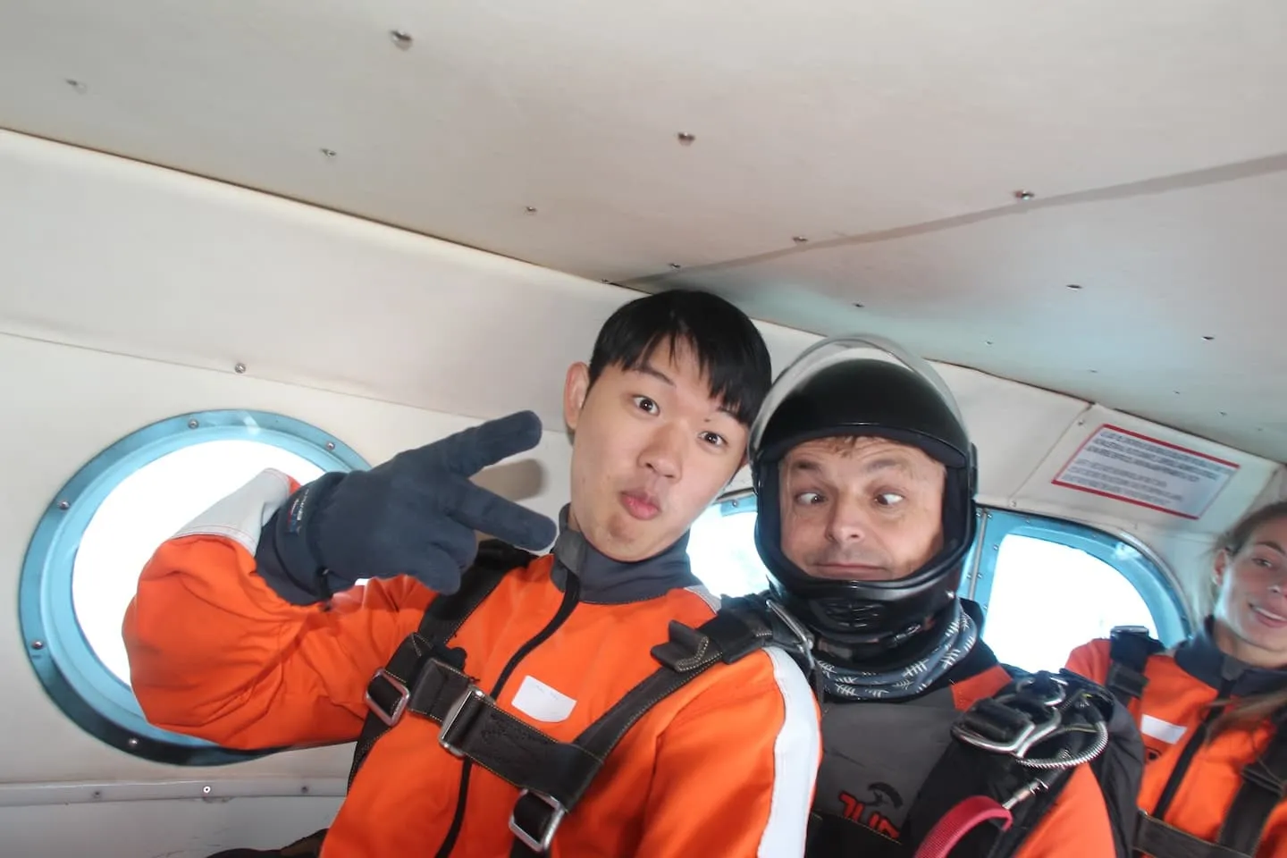 Tandem pilot s pasažérem v letadle