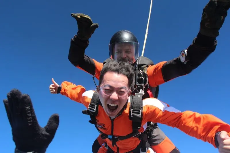 Tandem pilot s pasažérem ve volném pádu