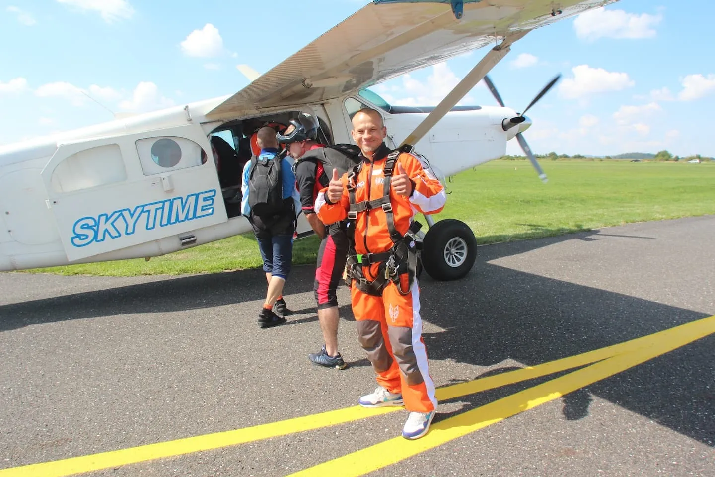 Tandem pilot s pasažérem při nástupu do letadla