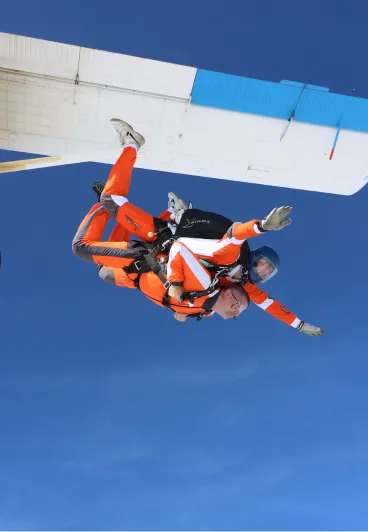 Tandem pilot s pasažérem při výskoku z letadla
