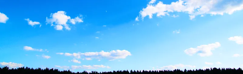 Bílé mraky na modrém nebi