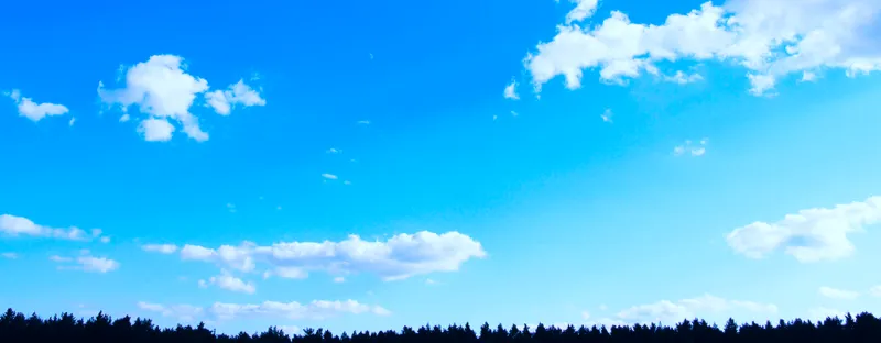 Modrá obloha s bílými mraky