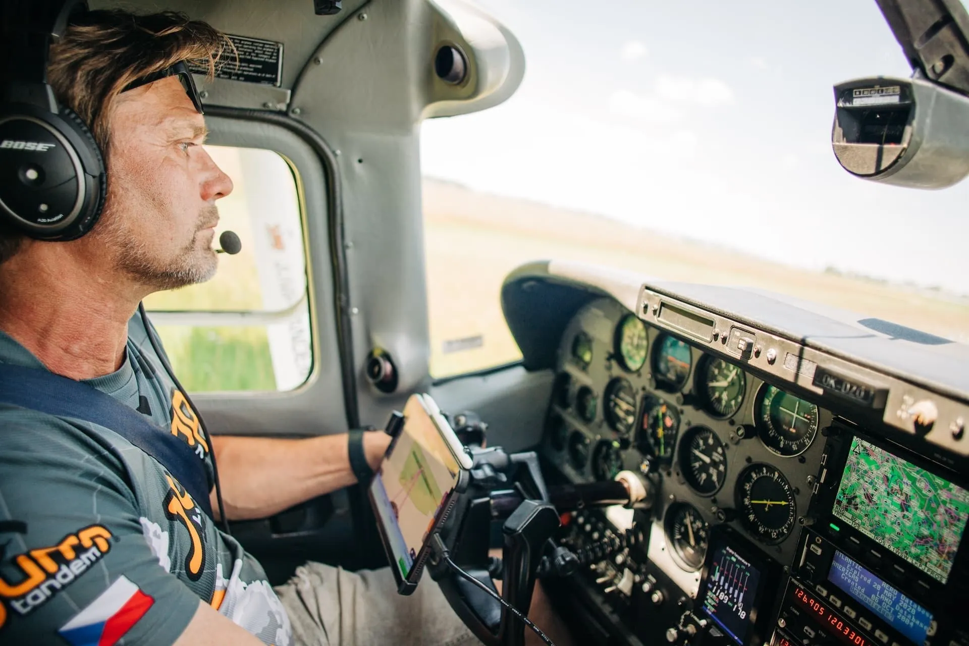 Pilot v kokpitu letadla 