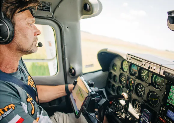 Pilot v kokpitu letadla 