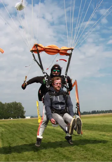Tandem pilot s pasažérem přistávající na letišti v Příbrami