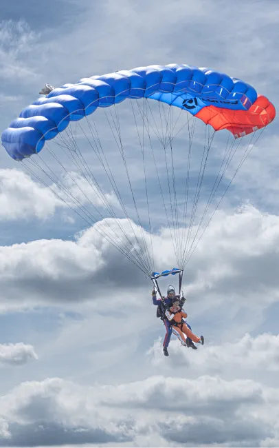 Tandem pilot s pasažérem po výskoku z letadla letící na padáku