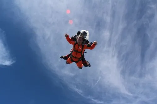 Tandem pilot s pasažérem ve volném pádu