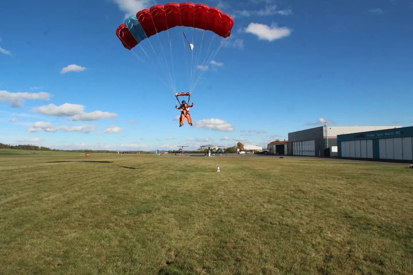 Tandem pilot s pasažérem při přistávání