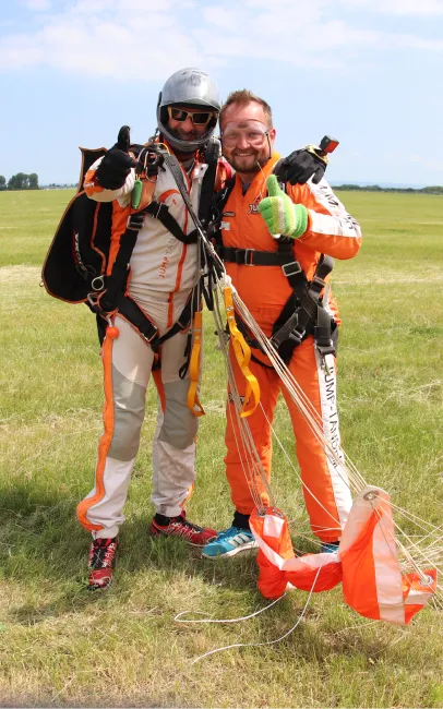 Tandem pilot s pasažérem po přistání