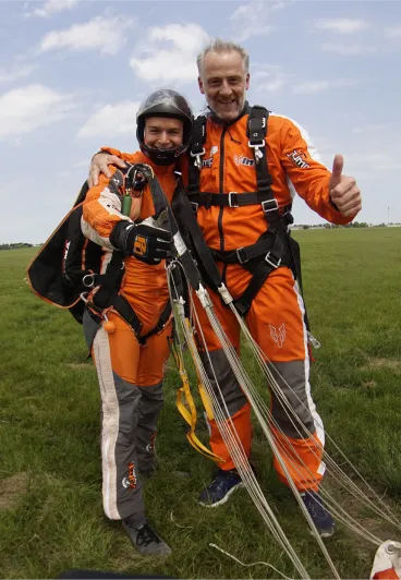 Tandem pilot s pasažérem po přistání