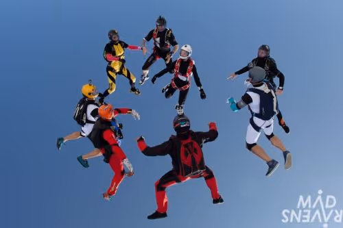 Sportovní parašutisté při volném pádu