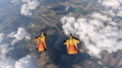 Sportovní parašutisté při volném pádu ve wingsuit