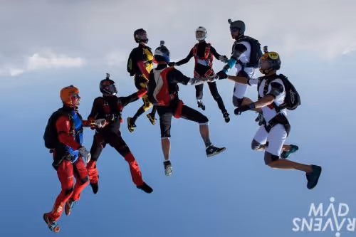 Sportovní parašutisté při volném pádu