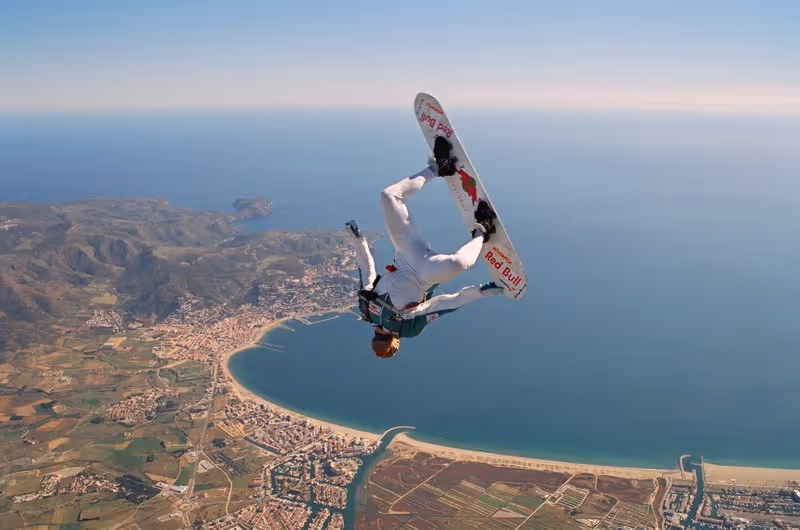 Sportovní parašutisté při volném pádu