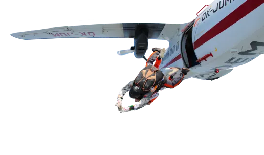 Tandem pilot s pasažérem při výskoku z letadla