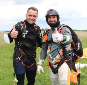 Tandem pilot s pasažérem po přistání