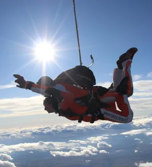 Tandem pilot s pasažérem ve volném pádu