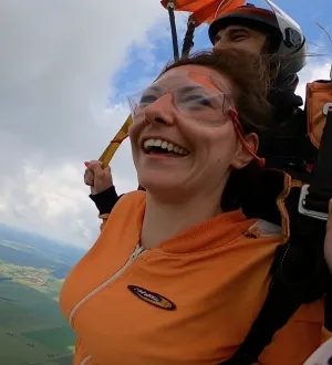 Tandem pilot s pasažérem letící na padáku