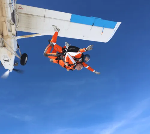 Tandem instruktor s pasažérem při výskoku z letadla