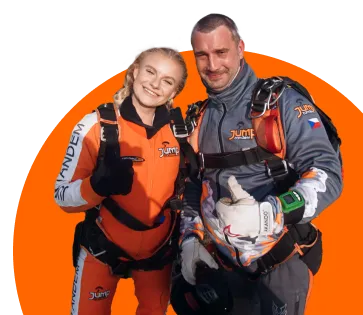 Tandem pilot s pasažérkou před tandemovým seskokem