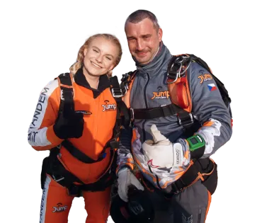 Tandem pilot s pasažérkou před tandemovým seskokem